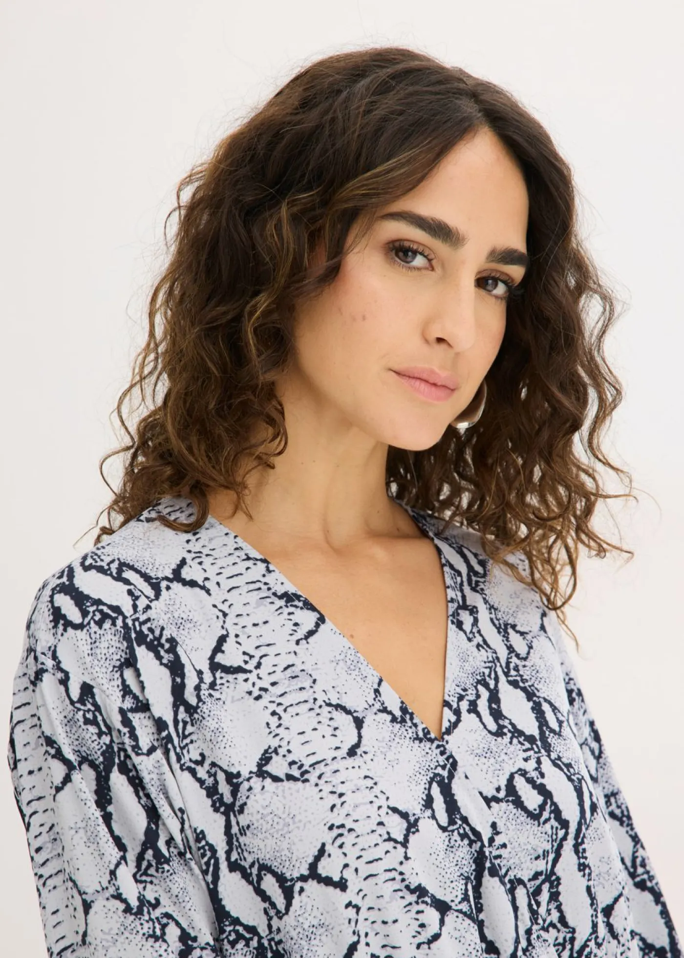 bonprix bonprix Vestidos>Vestido estampado Negro-blanco con estampado de serpiente