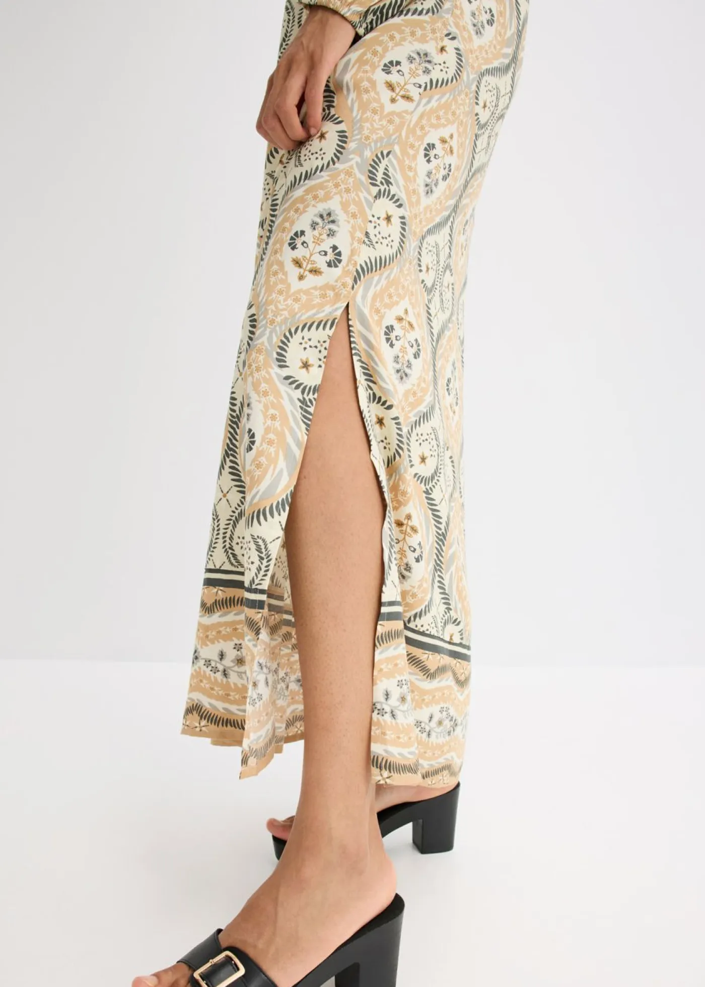 bonprix bonprix Vestidos>Vestido estampado tipo caftán de viscosa fluida Arena