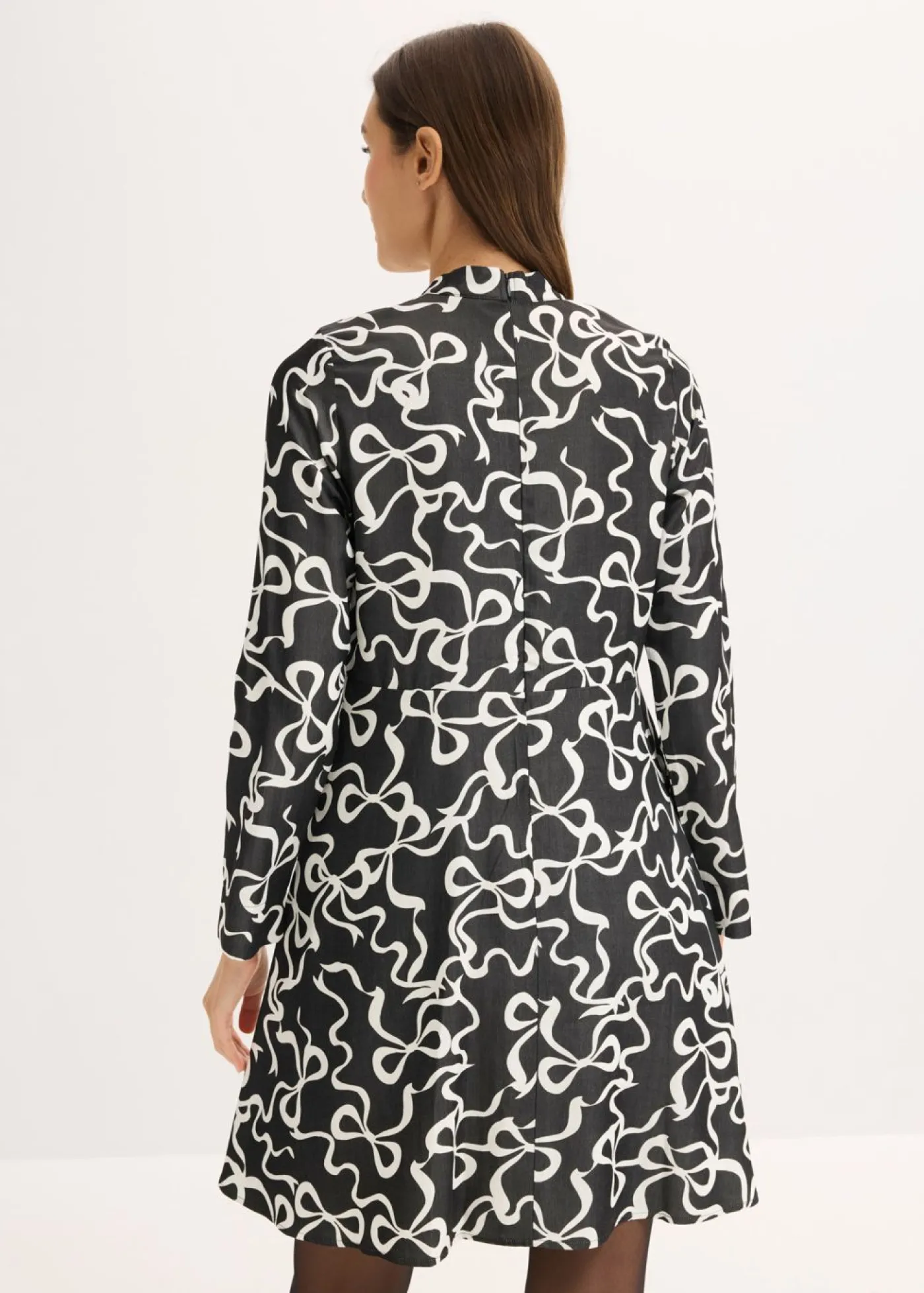 bonprix bonprix Vestidos>Vestido midi de mezcla de viscosa fluida Negro-blanco con estampado gráfico