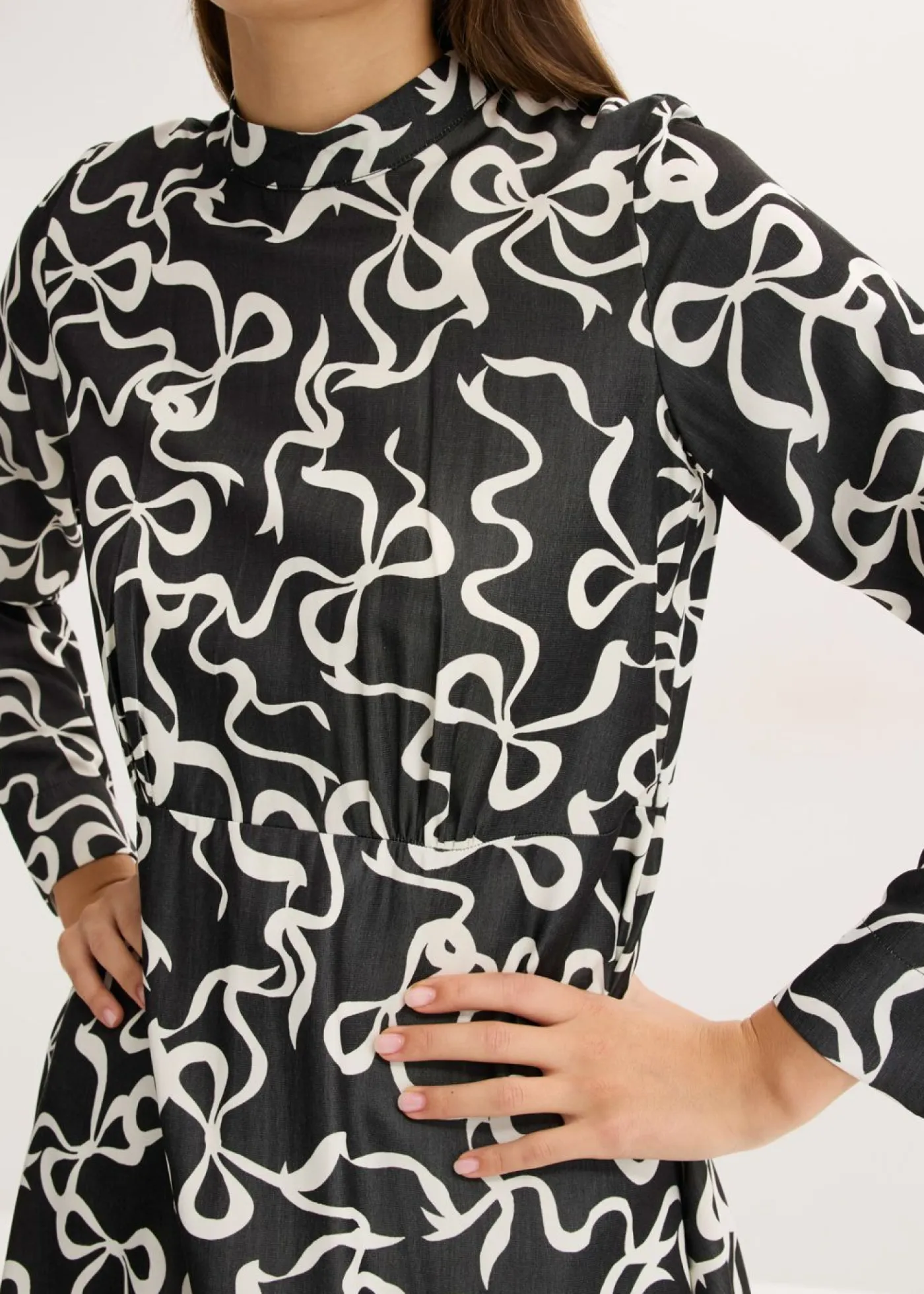 bonprix bonprix Vestidos>Vestido midi de mezcla de viscosa fluida Negro-blanco con estampado gráfico