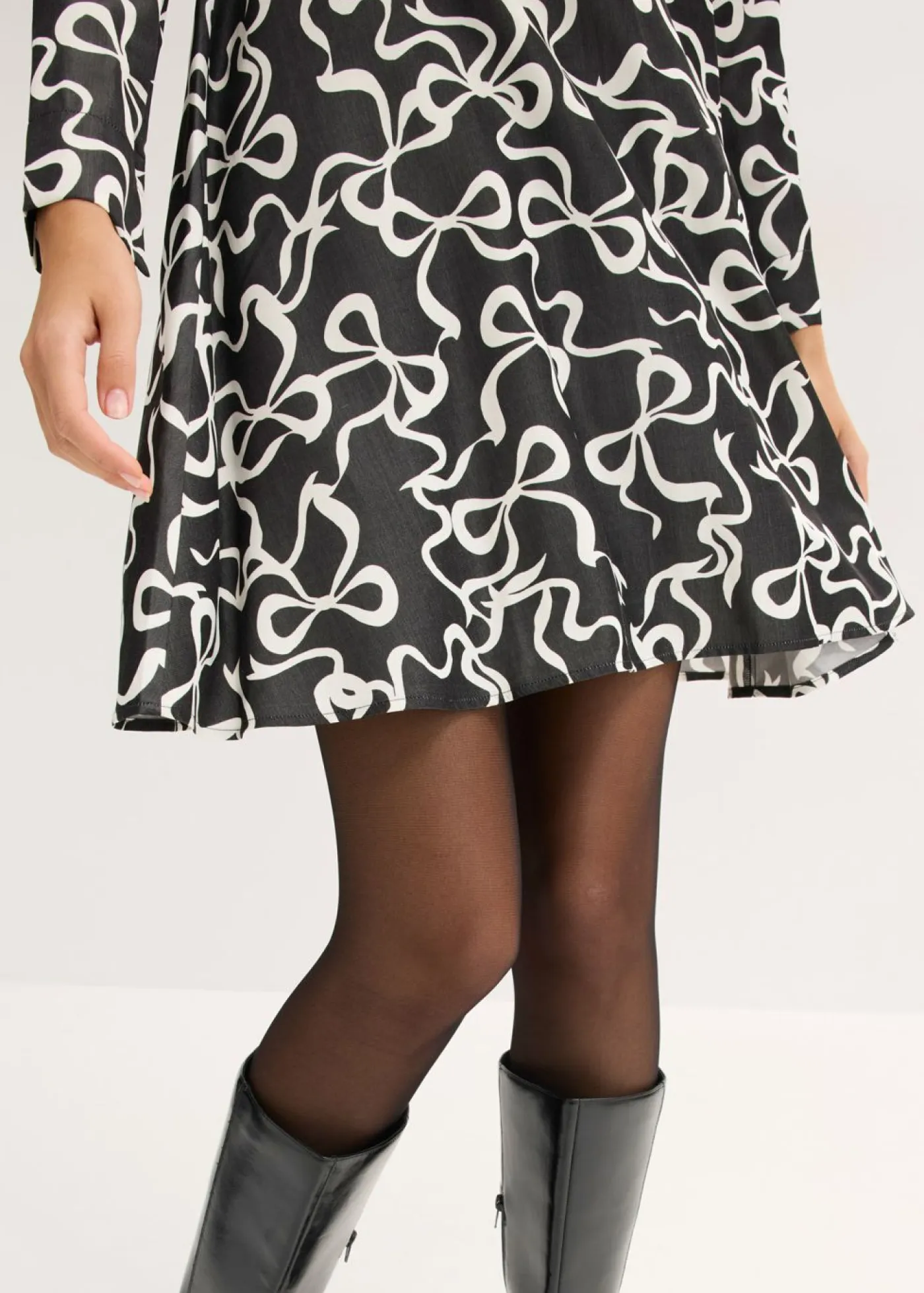 bonprix bonprix Vestidos>Vestido midi de mezcla de viscosa fluida Negro-blanco con estampado gráfico