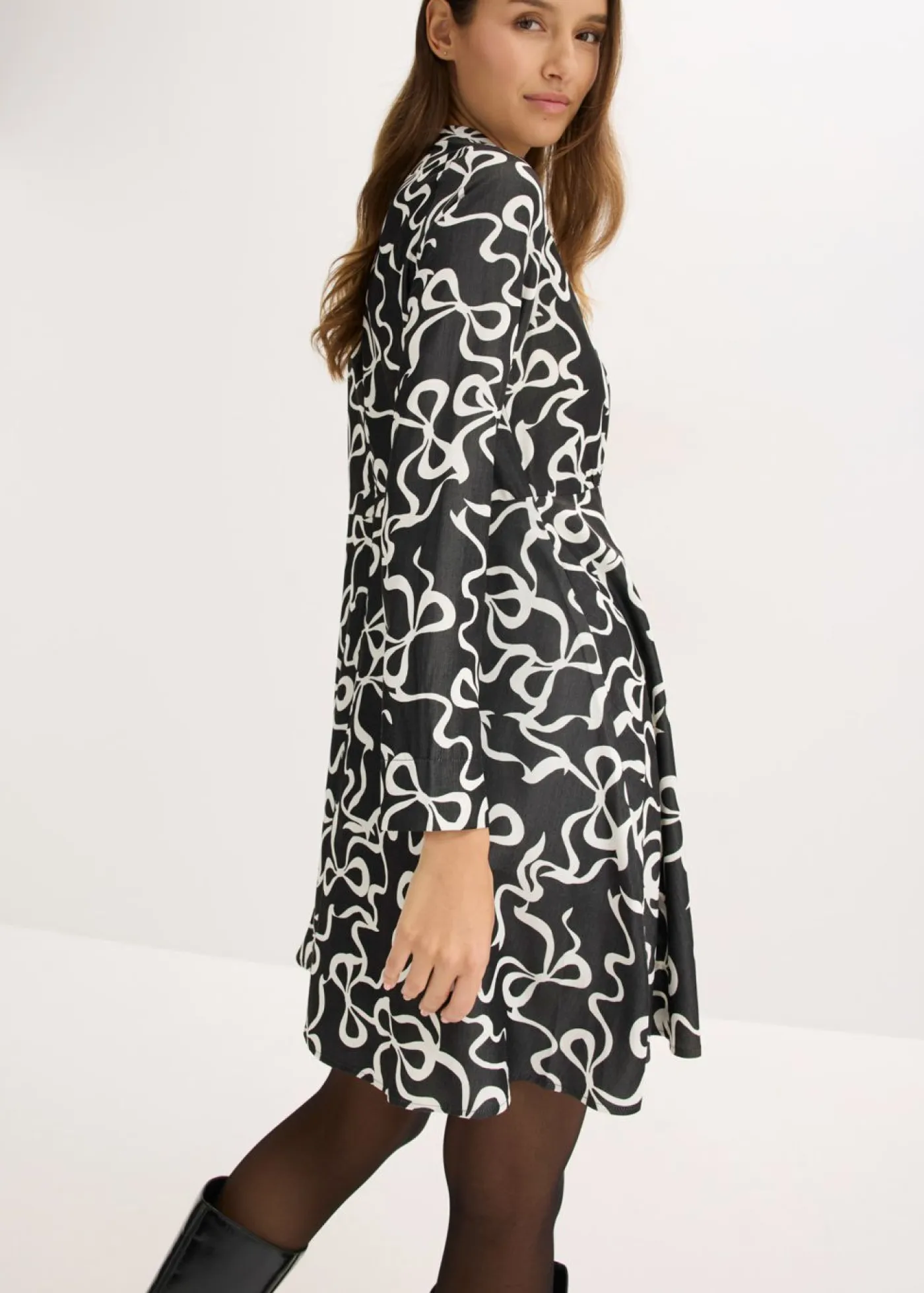 bonprix bonprix Vestidos>Vestido midi de mezcla de viscosa fluida Negro-blanco con estampado gráfico