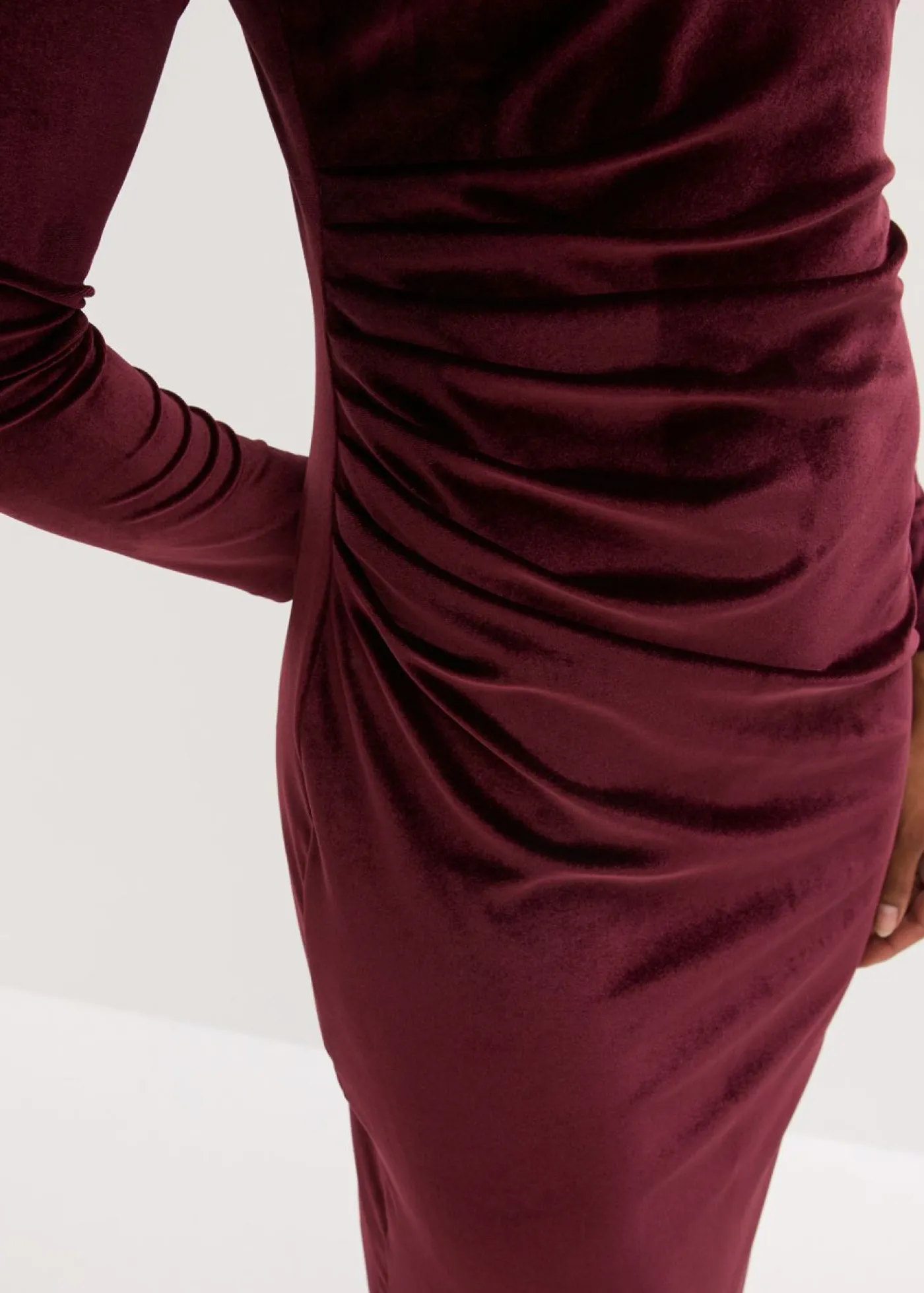 bonprix bonprix Vestidos>Vestido midi de terciopelo suave Burdeos