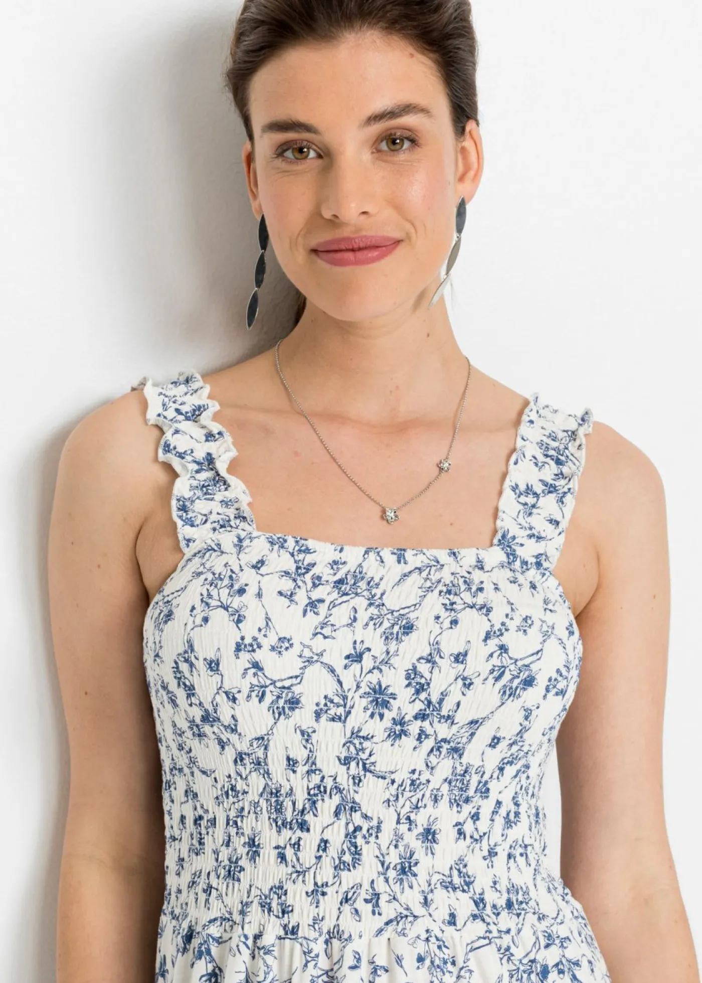 bonprix bonprix Vestidos>Vestido midi de viscosa sostenible Blanco lana-azul de flores