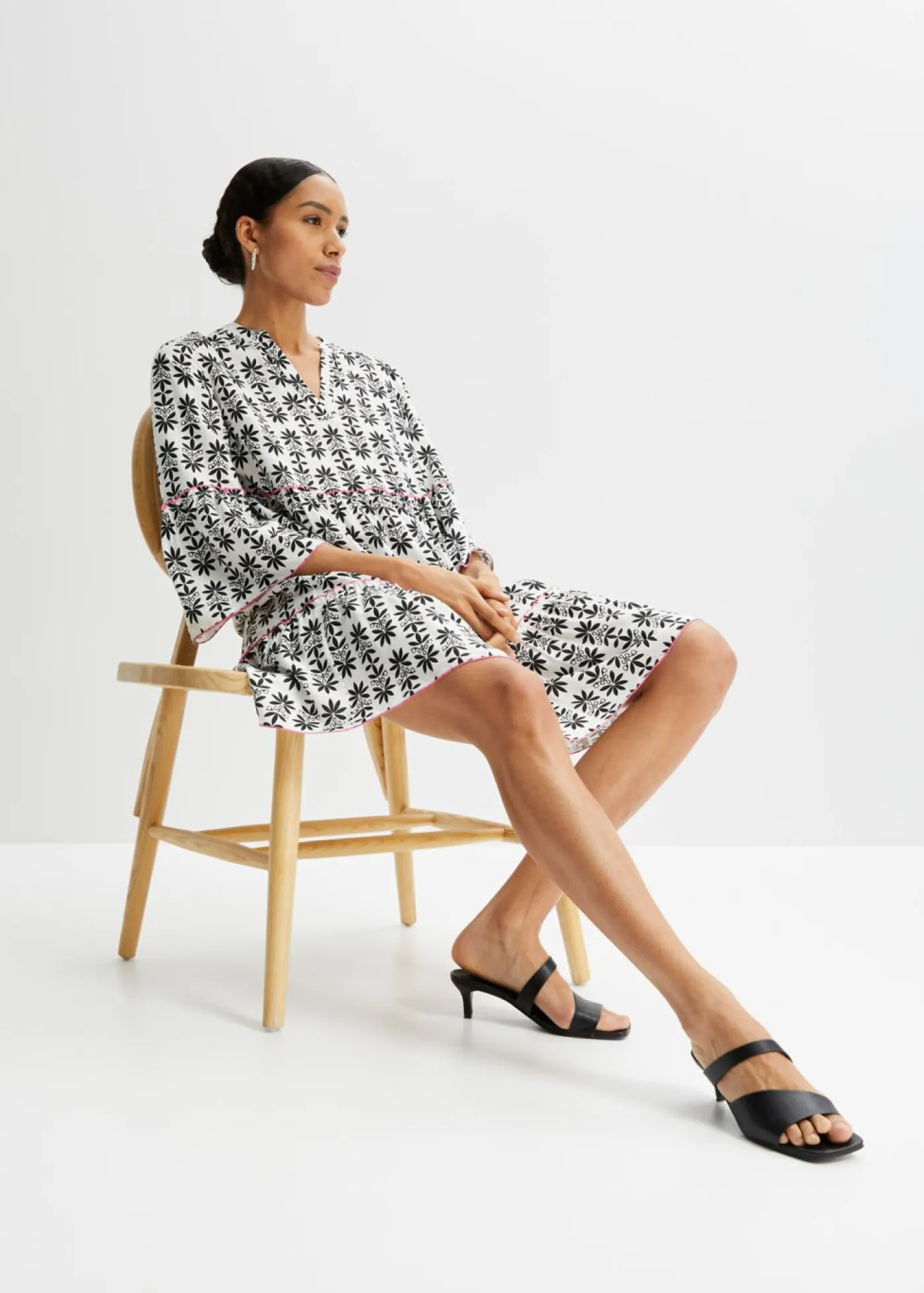 bonprix bonprix Vestidos>Vestido tipo túnica de viscosa fluida Blanco lana/rosa neón/negro estampado